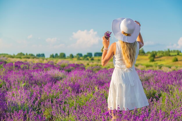 Vrouw met hoed in Lavendel veld. Selectieve aandacht. Natuur.