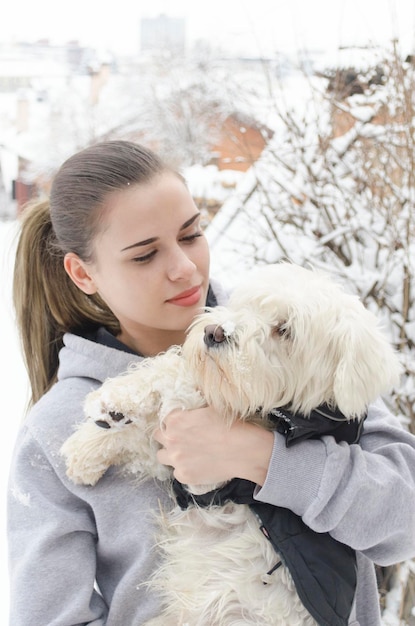 Vrouw met hond buitenshuis