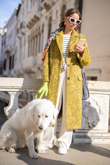 Vrouw met hond die in Venetië, Italië reist