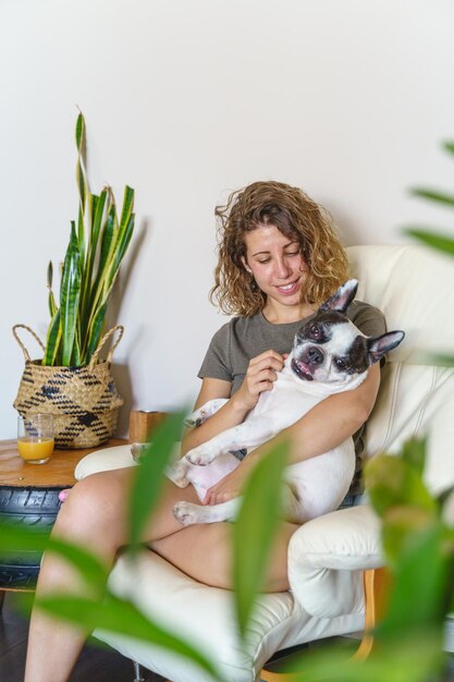 Vrouw met hond die tegen de muur zit