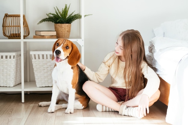 Vrouw met hond die thuis zit.
