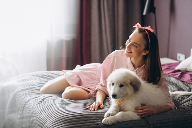 Vrouw met hond in bed