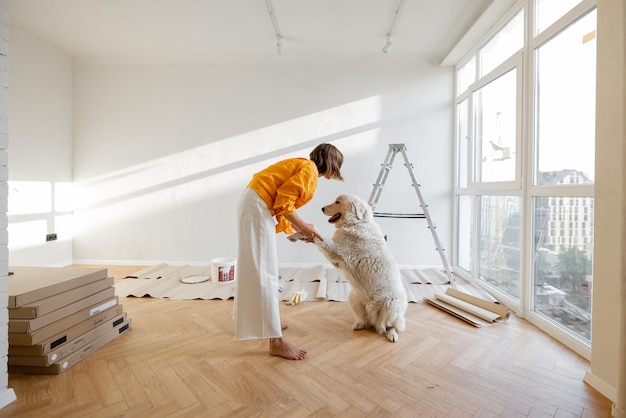 Vrouw met hond in de kamer tijdens reparatie in appartement