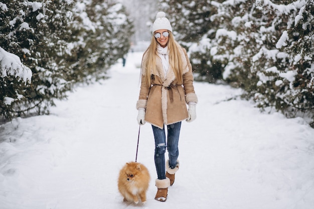 Vrouw met hond in de winter