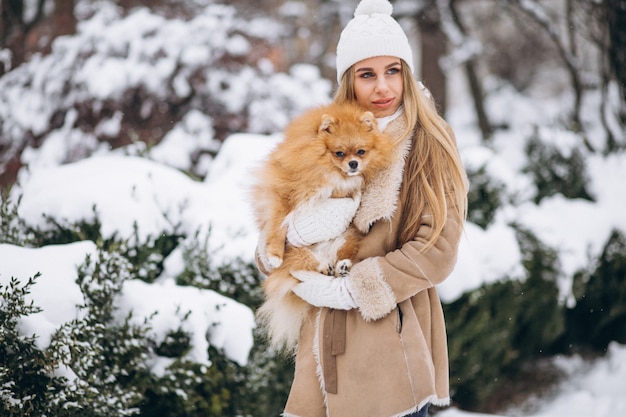 Vrouw met hond in de winter