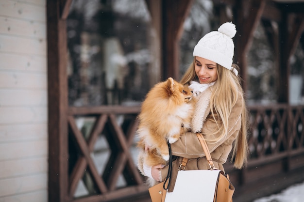 Vrouw met hond in de winter