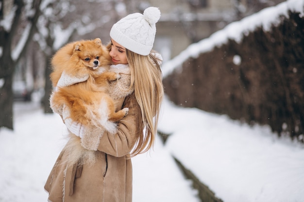 Vrouw met hond in de winter