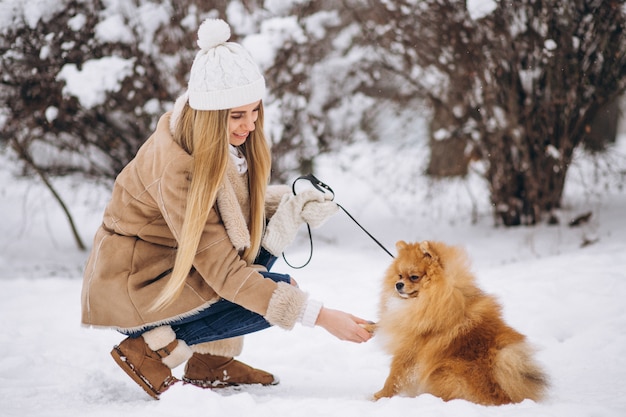 Vrouw met hond in de winter