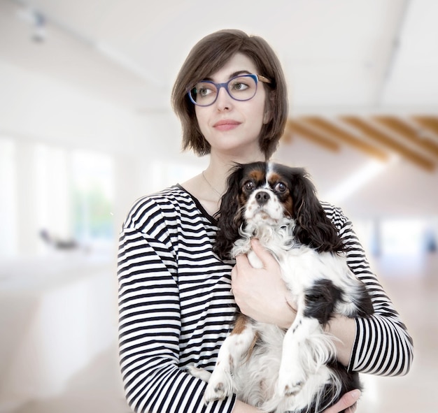 Vrouw met hond terwijl ze thuis staat