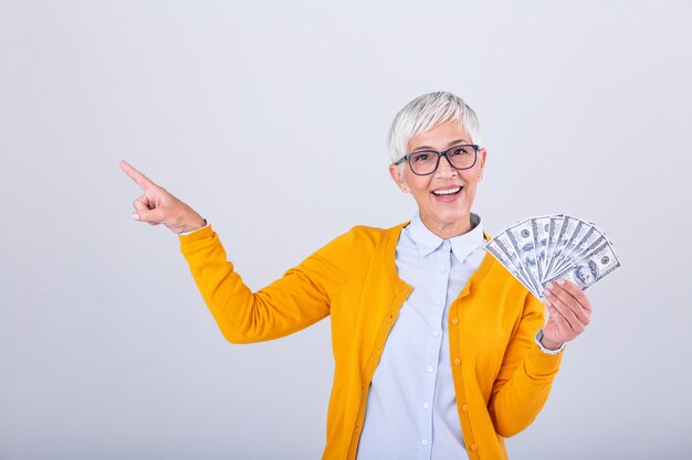 Vrouw met honderd dollarsrekeningen en het richten met haar vinger