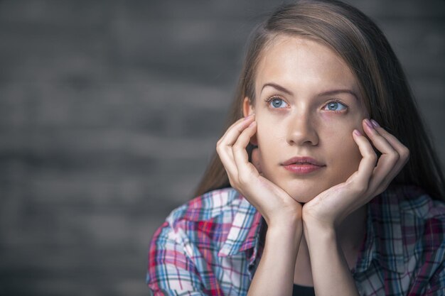 Vrouw met hoofd op handpalmen