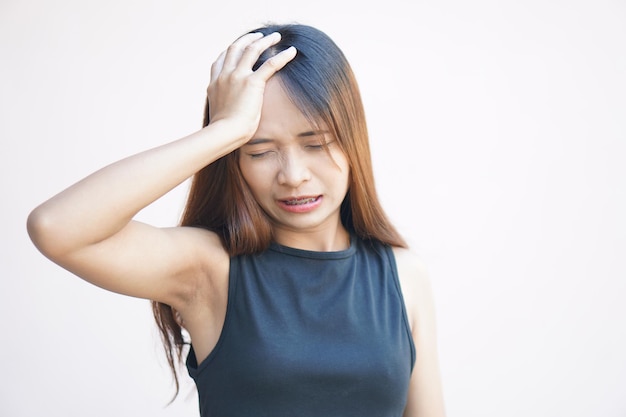 Vrouw met hoofdpijn door overwerk, niet genoeg rust