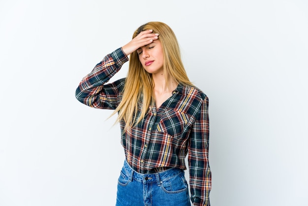 Vrouw met hoofdpijn in de studio