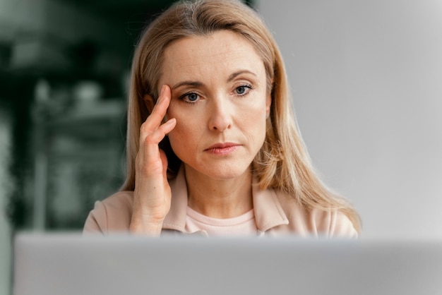 Vrouw met hoofdpijn op het werk