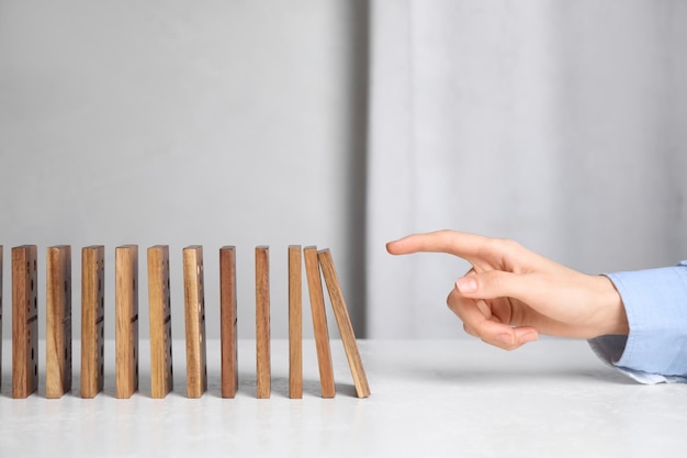 Foto vrouw met houten dominostenen aan witte tafel close-up