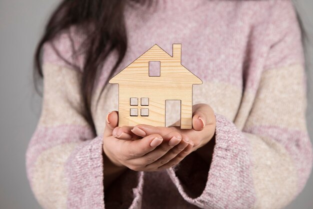 Vrouw met houten huismodel