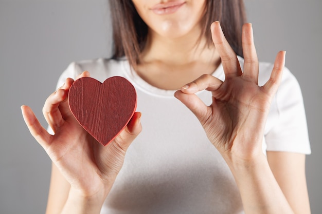 Vrouw met houten rood hart