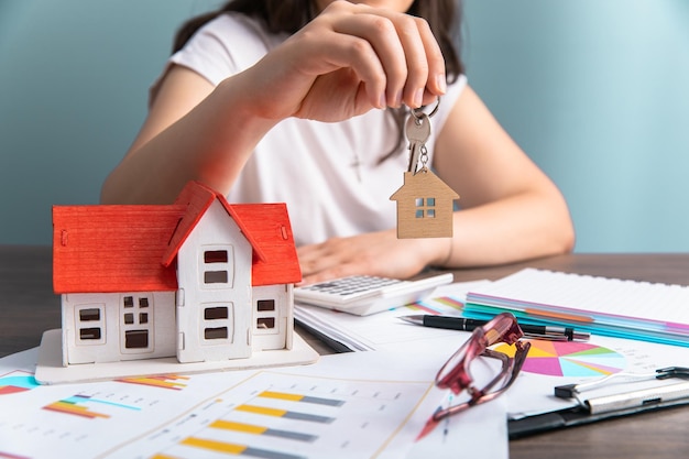 Vrouw met huismodel en document