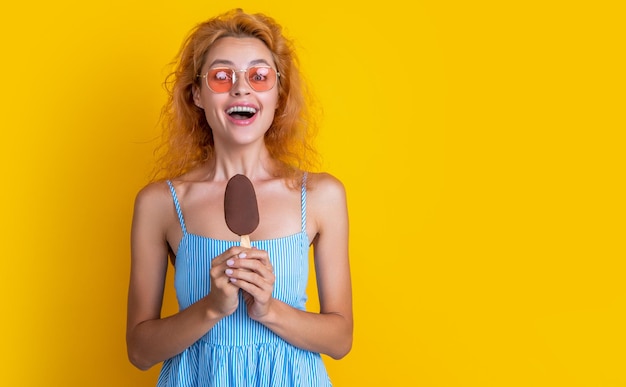 Vrouw met ijs op achtergrond met kopie ruimte foto van vrouw met ijs in de zomer vrouw met ijs geïsoleerd op geel vrouw met ijs in studio