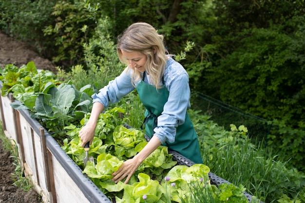 Vrouw met ijs op de boerderij