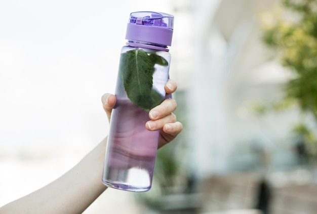 Vrouw met in de hand fles water