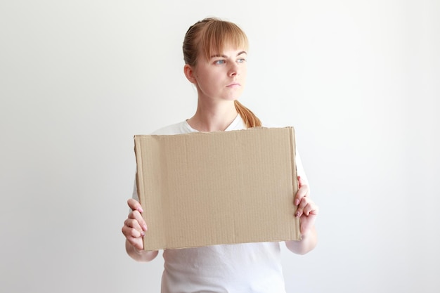 Vrouw met kartonnen banner vrije ruimte voor tekst op witte achtergrond