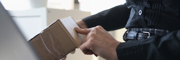 Vrouw met kartonnen doos voor laptop close-up online winkelconcept