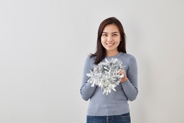 Vrouw met kerst zilveren klatergoud