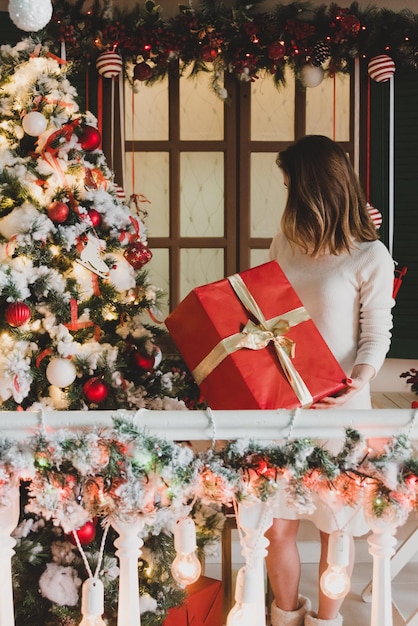 Vrouw met kerstcadeau