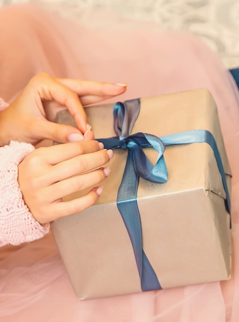 Vrouw met kerstcadeaus