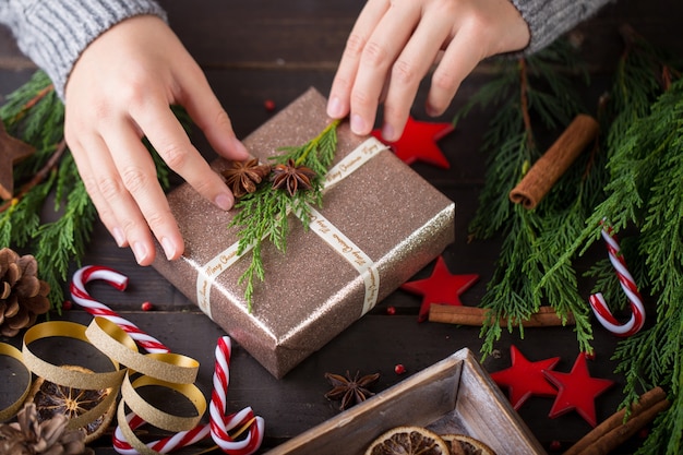 Vrouw met kerstcadeautjes