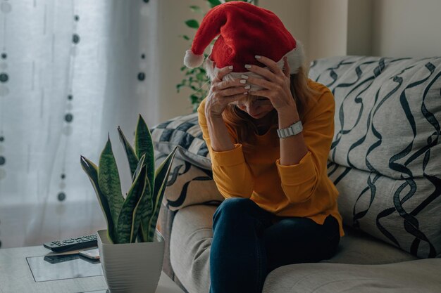 Foto vrouw met kerstmanhoed gestresst