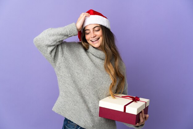 vrouw met kerstmuts bedrijf presenteert