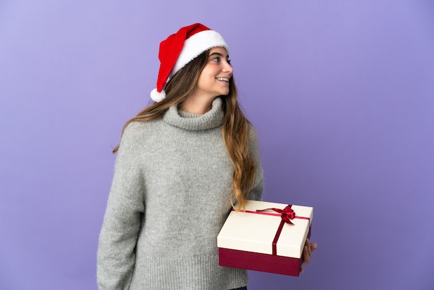 vrouw met kerstmuts bedrijf presenteert