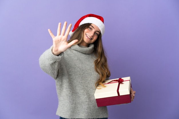 vrouw met kerstmuts bedrijf presenteert