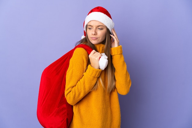 Vrouw met kerstmuts en santa tas