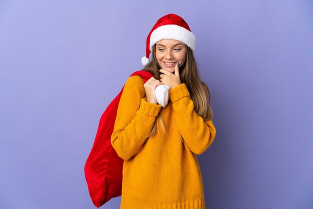 vrouw met kerstmuts en santa tas