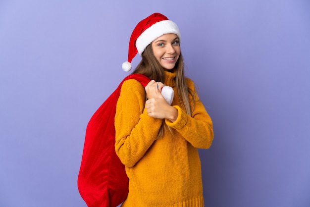 vrouw met kerstmuts en santa tas