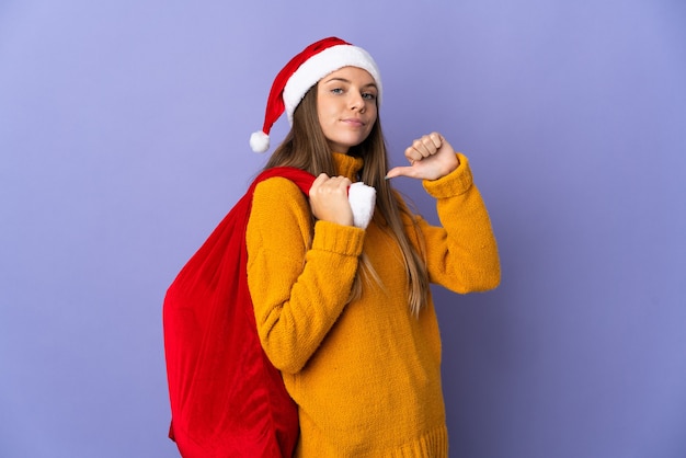 vrouw met kerstmuts en santa tas