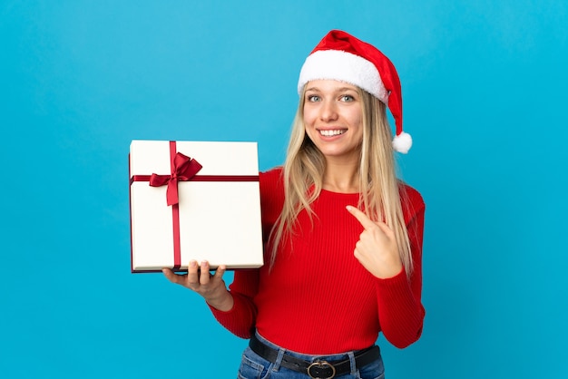 vrouw met kerstmuts met geschenkdoos