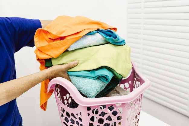 Vrouw met kleding kleurrijke kleur van de stof na het wassen