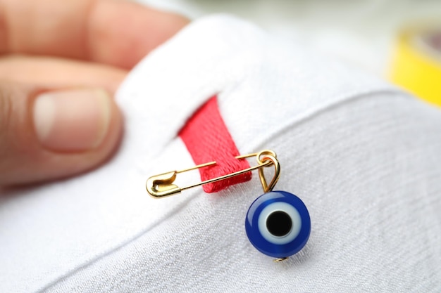 Vrouw met kleding met boze oog veiligheidsspeld close-up