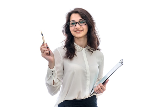 Vrouw met klembord en pen op witte muur wordt geïsoleerd die