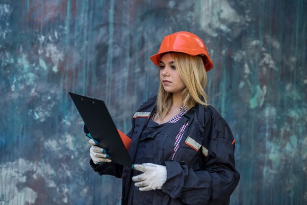 Vrouw met klembord in uniform neemt reparatie in haar huis. concept van renovatie