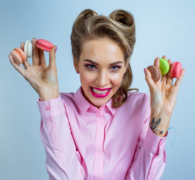 Vrouw met kleurrijke bitterkoekjes