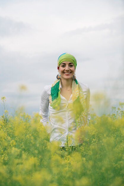 Vrouw met kleurrijke hoofddoek in het forest