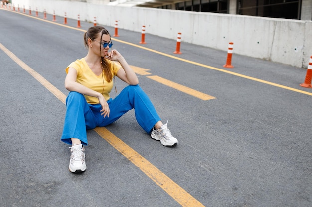 vrouw met koffer die zich op de weg beweegt