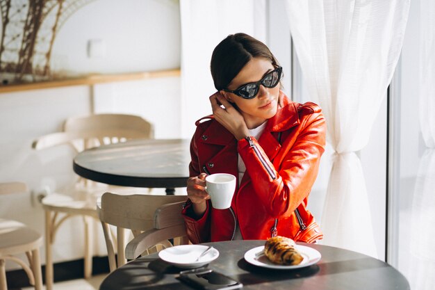 Vrouw met koffie en een croissant