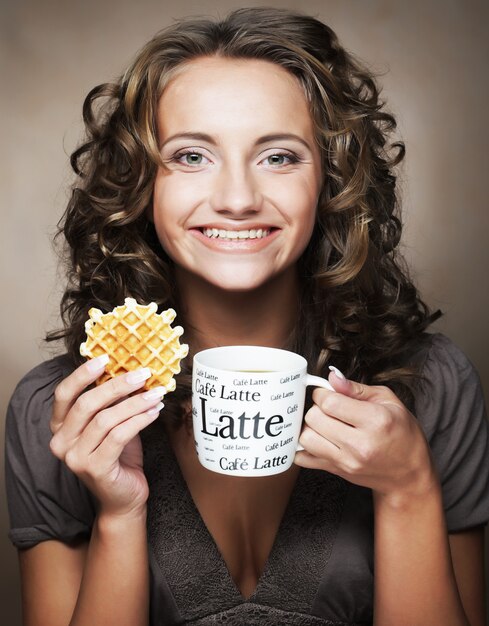 Vrouw met koffie en koekjes