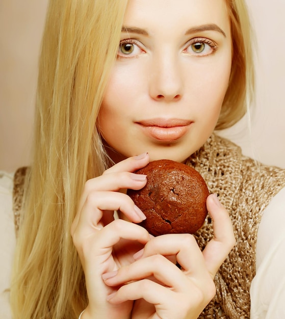 Vrouw met koffie en koekjes